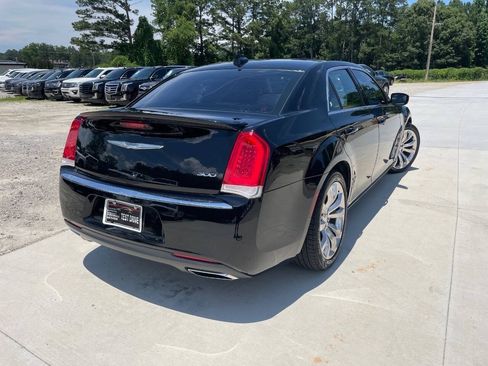 Used 2017 Chrysler 300 Limited RWD image 9