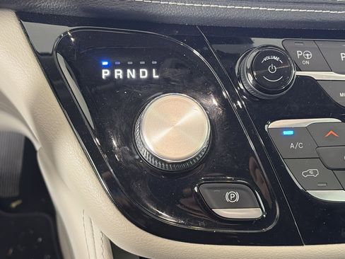 Used 2022 Chrysler Pacifica Limited image 27