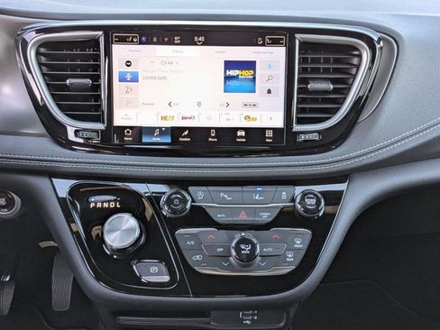 New 2026 Chrysler Pacifica Select image 17