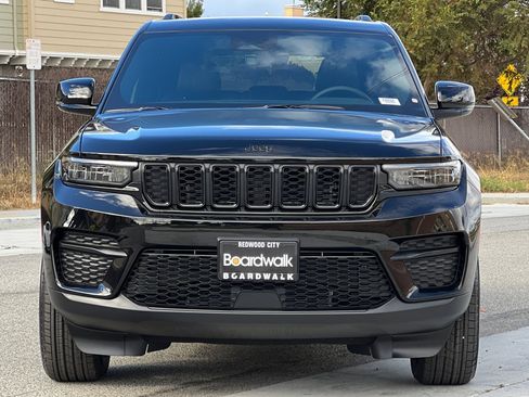 New 2025 Jeep Grand Cherokee Altitude image 9