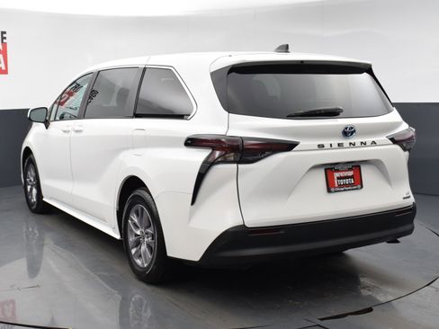 Used 2024 Toyota Sienna LE image 3