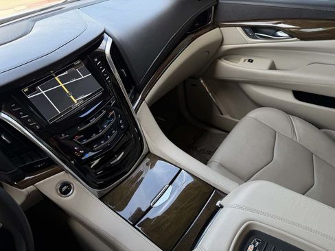 Used 2018 Cadillac Escalade Luxury RWD image 16