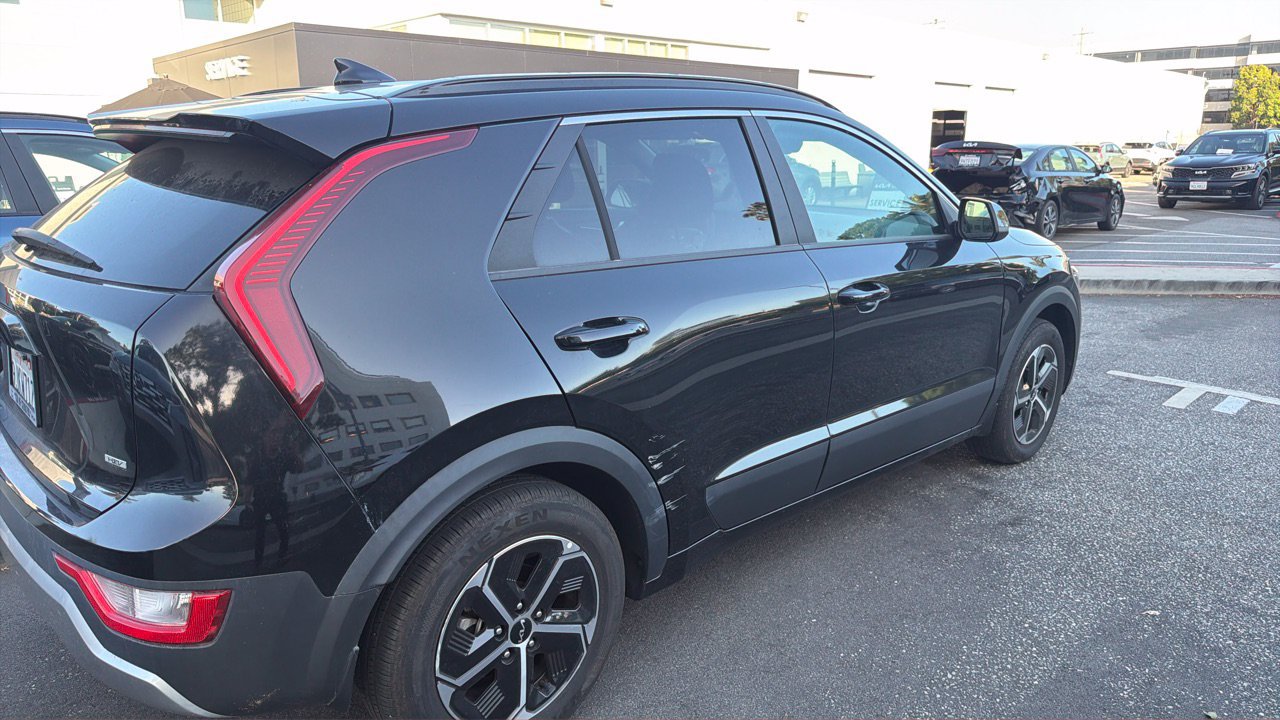 Certified 2024 Kia Niro LX FWD image 3