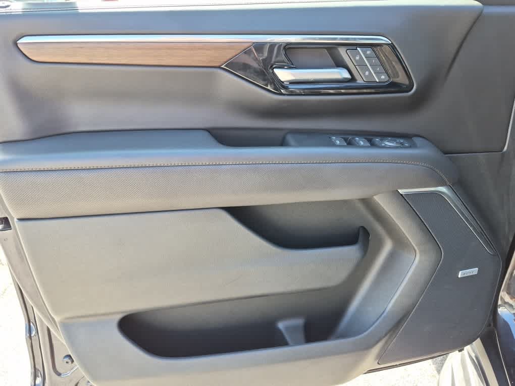 Used 2025 Chevrolet Suburban High Country AWD/4WD image 13