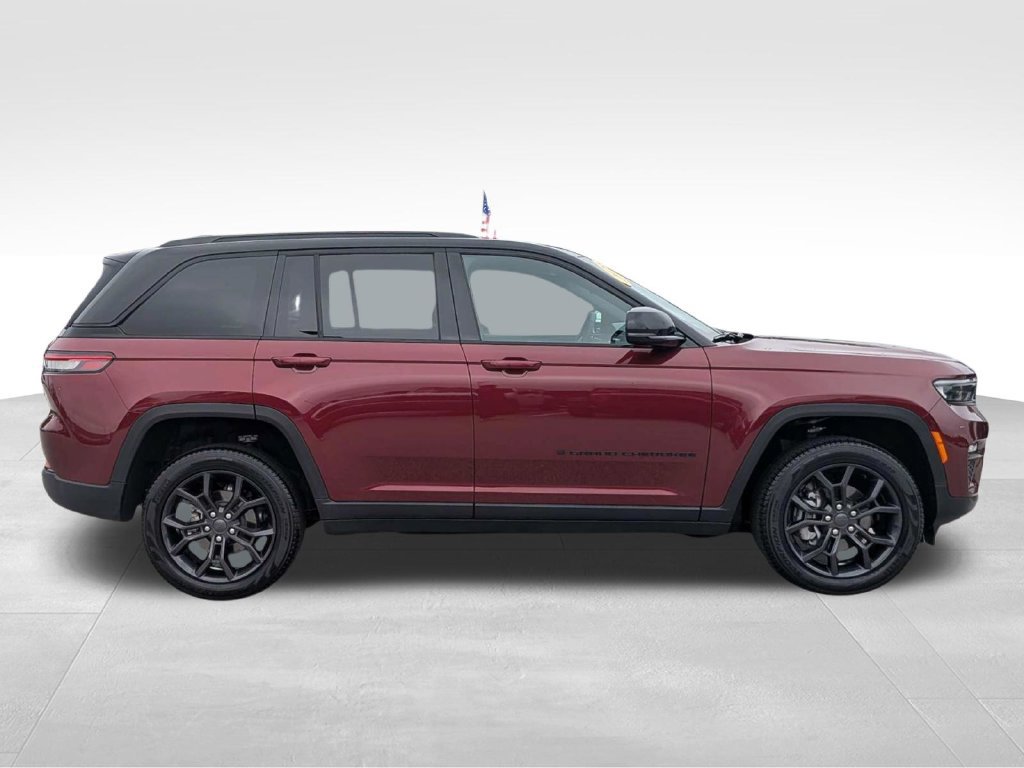 Used 2025 Jeep Grand Cherokee Limited AWD/4WD image 3