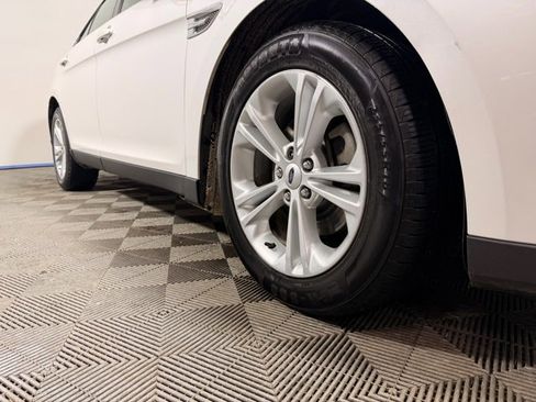 Used 2013 Ford Taurus SEL image 2