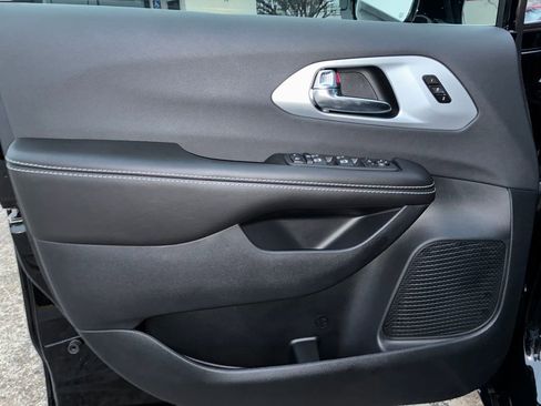 New 2026 Chrysler Pacifica Limited w/ Trailer Tow Group image 11