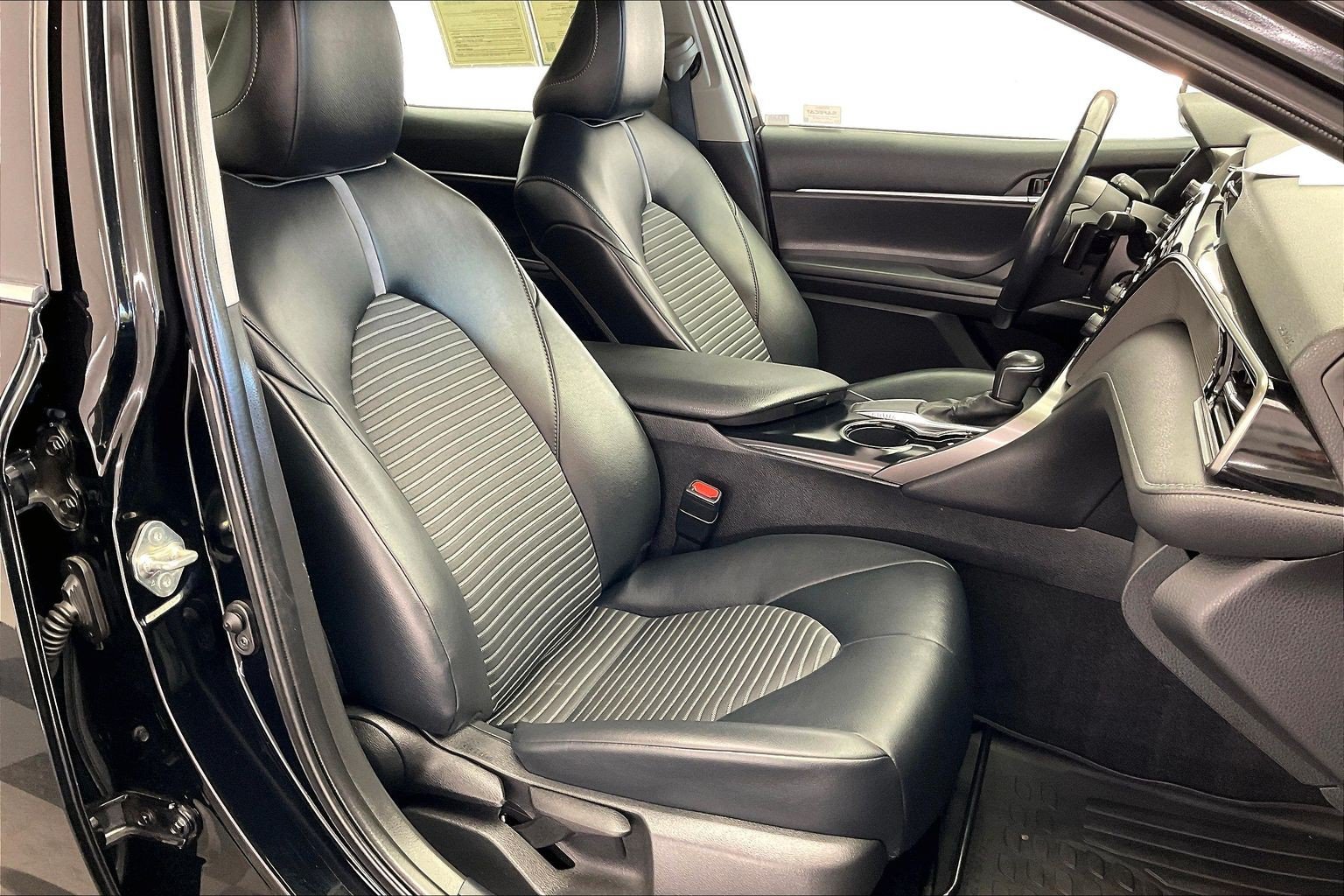 Used 2020 Toyota Camry SE FWD image 6