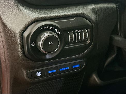 Used 2022 Jeep Wrangler Sahara w/ Cold Weather Group image 17