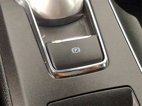 Used 2020 Ford Fusion SE image 23