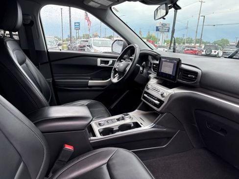 Used 2022 Ford Explorer XLT w/ Equipment Group 202A AWD/4WD image 12
