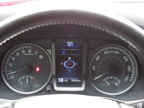 Certified 2019 Toyota Tacoma TRD Sport w/ Technology Package AWD/4WD image 23