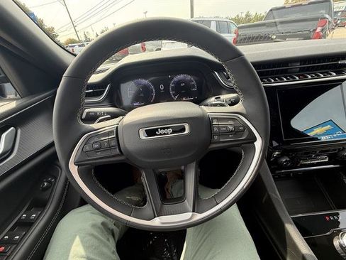 Used 2023 Jeep Grand Cherokee Altitude image 36