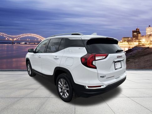 Used 2024 GMC Terrain SLT image 3