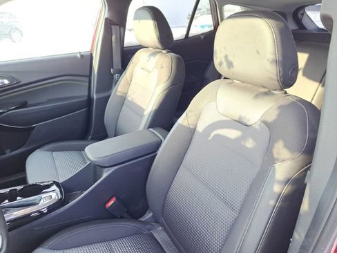 Used 2025 Chevrolet Trax LT w/ Driver Confidence Package image 5