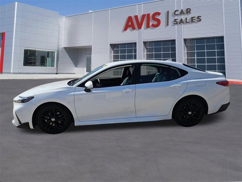 Used 2025 Toyota Camry SE image 2