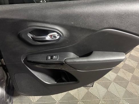 Used 2019 Jeep Cherokee Latitude Plus AWD/4WD image 23