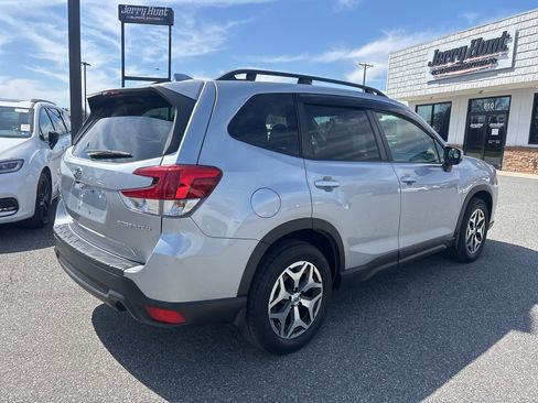 Used 2023 Subaru Forester Premium image 8