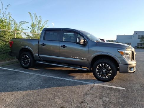 Used 2019 Nissan Titan PRO-4X w/ Pro-4x Convenience Package AWD/4WD image 11