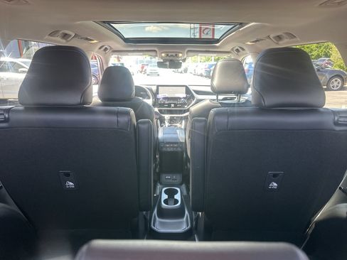 Used 2025 Toyota Highlander Platinum AWD/4WD image 19