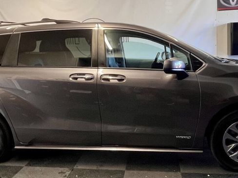 Used 2021 Toyota Sienna XLE image 3