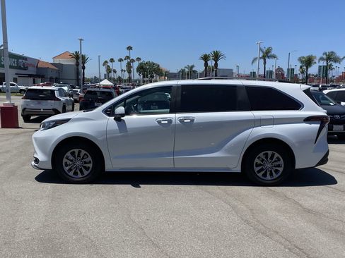 Certified 2026 Toyota Sienna XLE FWD image 2