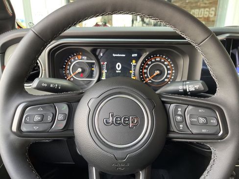 Used 2025 Jeep Gladiator Mojave w/ Convenience Group image 38