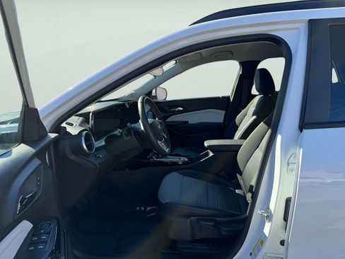 Used 2025 Chevrolet Trax LT w/ LT Convenience Package image 15