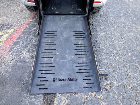 Used 2022 Chrysler Voyager LX image 22