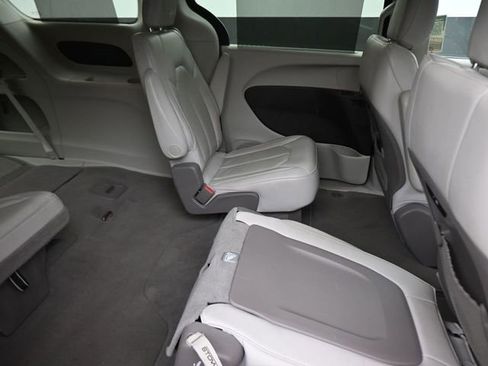 Used 2021 Chrysler Pacifica Touring-L image 23
