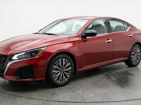 Used 2025 Nissan Altima 2.5 SV image 3