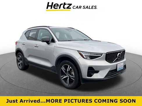 Used 2024 Volvo XC40 B5 Core image 1