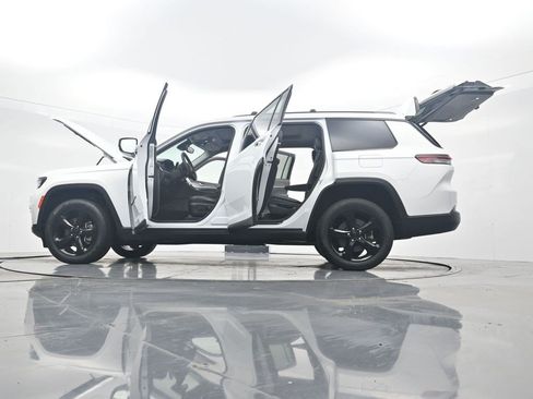 Used 2023 Jeep Grand Cherokee L Limited w/ Black Appearance Package AWD/4WD image 39