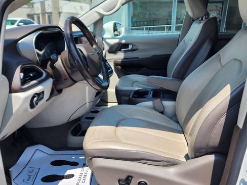 Used 2019 Chrysler Pacifica Touring-L FWD image 18