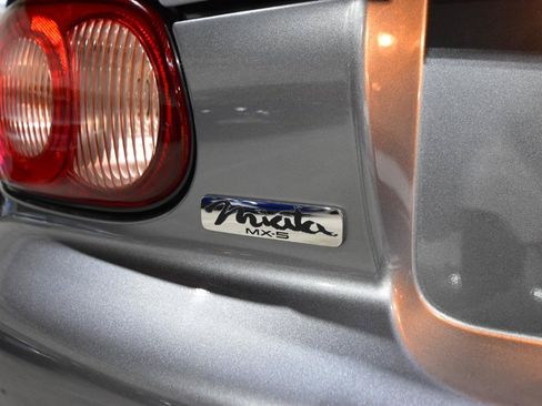Used 2003 MAZDA MX-5 Miata Shinsen RWD image 8