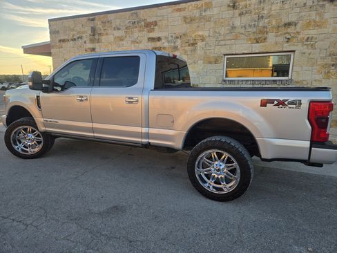 Used 2017 Ford F250 Platinum w/ Platinum Ultimate Package image 3
