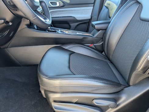 Used 2024 Jeep Compass Latitude image 15