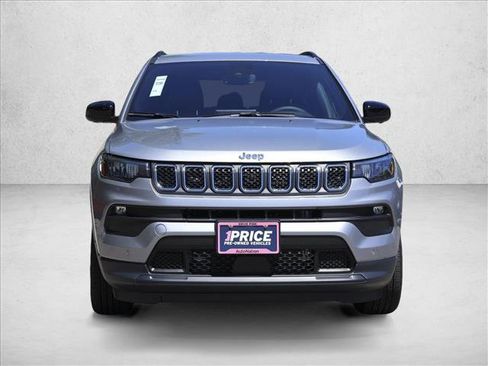 Used 2023 Jeep Compass Latitude w/ Convenience Group AWD/4WD image 2