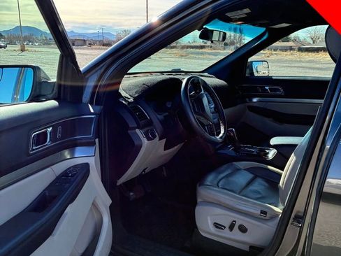 Used 2018 Ford Explorer XLT image 5
