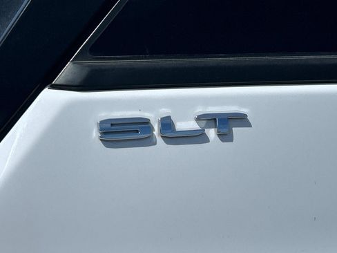 Used 2022 GMC Terrain SLT image 32