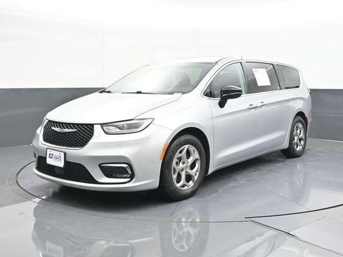 Used 2024 Chrysler Pacifica Limited FWD image 4