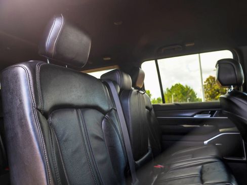 Used 2024 Jeep Wagoneer L Series II RWD image 7