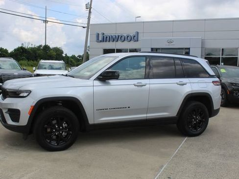 Used 2025 Jeep Grand Cherokee Altitude AWD/4WD image 2