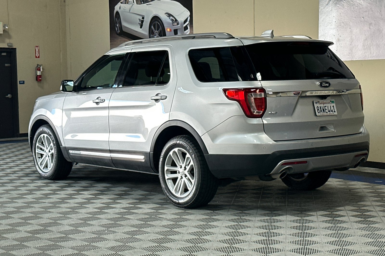 Used 2017 Ford Explorer XLT FWD image 6