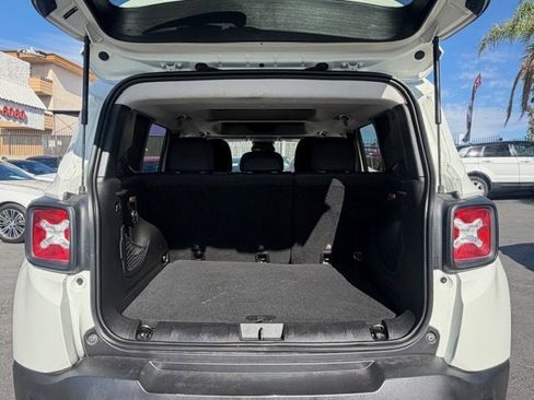 Used 2017 Jeep Renegade Latitude AWD/4WD image 4