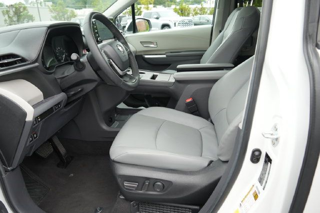 Used 2024 Toyota Sienna XLE FWD image 25