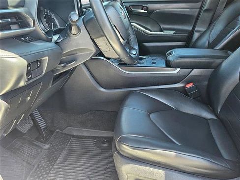 Used 2023 Toyota Highlander XLE FWD image 16