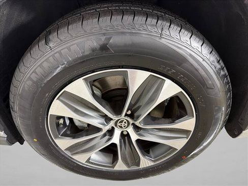 Used 2025 Toyota Highlander XLE FWD image 12