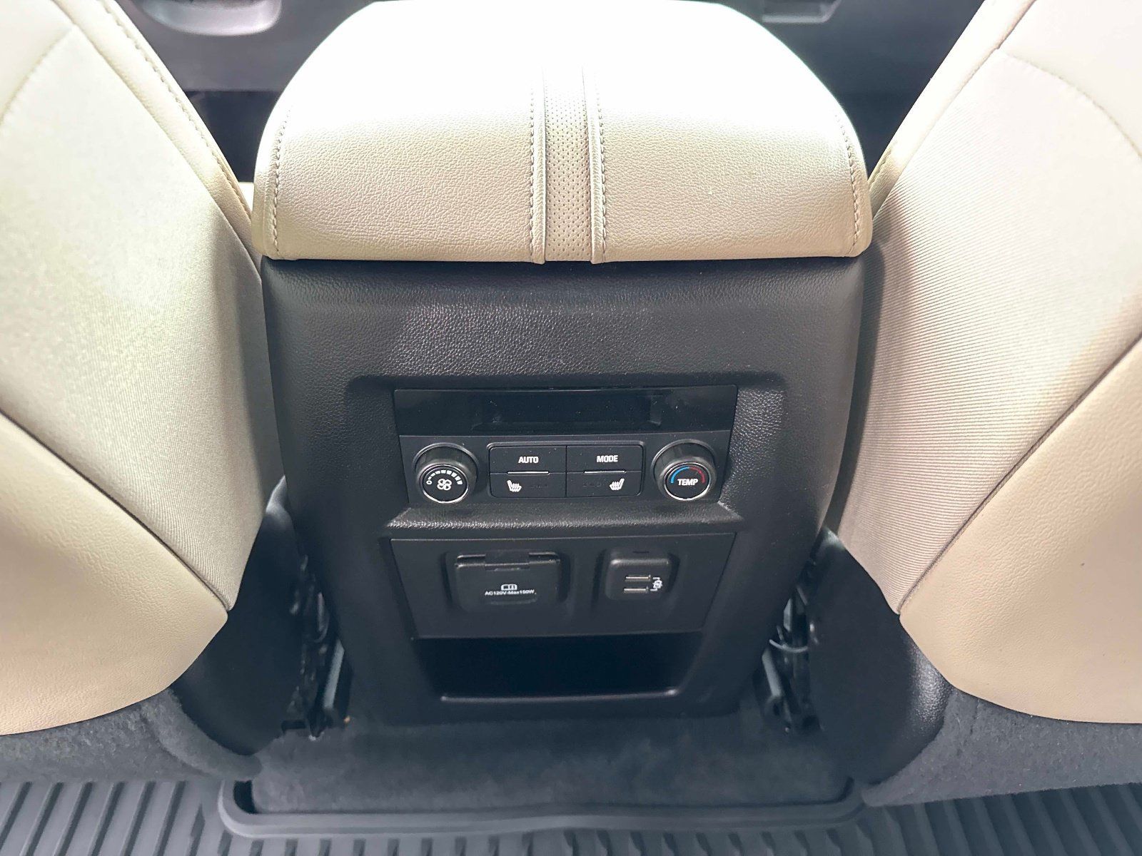 Used 2023 Chevrolet Traverse Premier FWD image 18