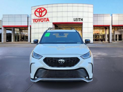 Used 2023 Toyota Highlander XSE image 2